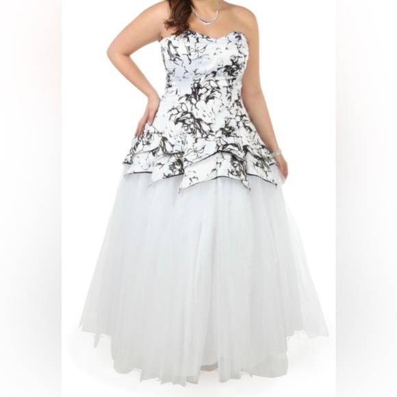 White Deb Prom Dress size 5/6 - Picture 1 of 3